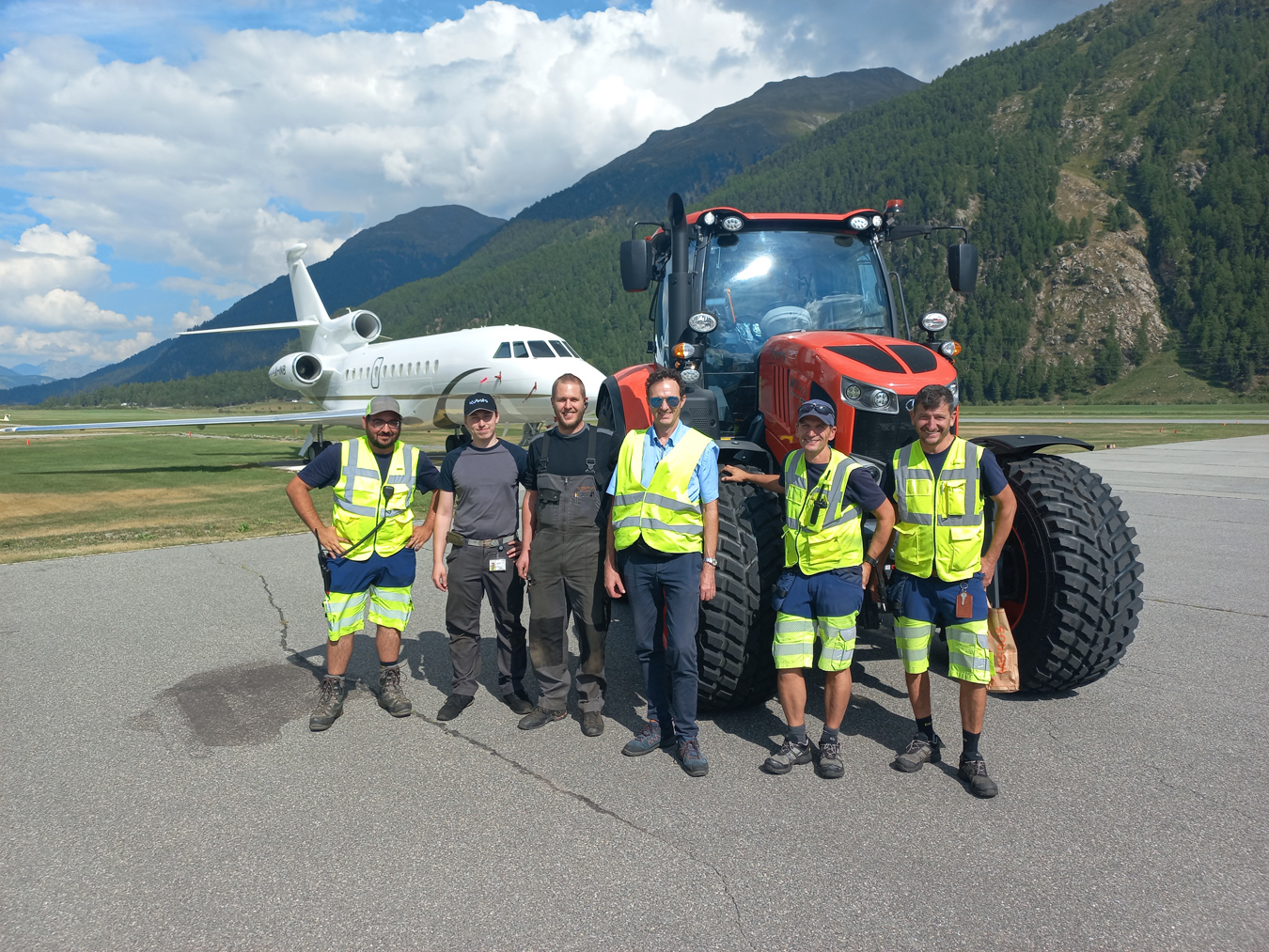 Kubota M7-173 KVT Engadin Airport 01