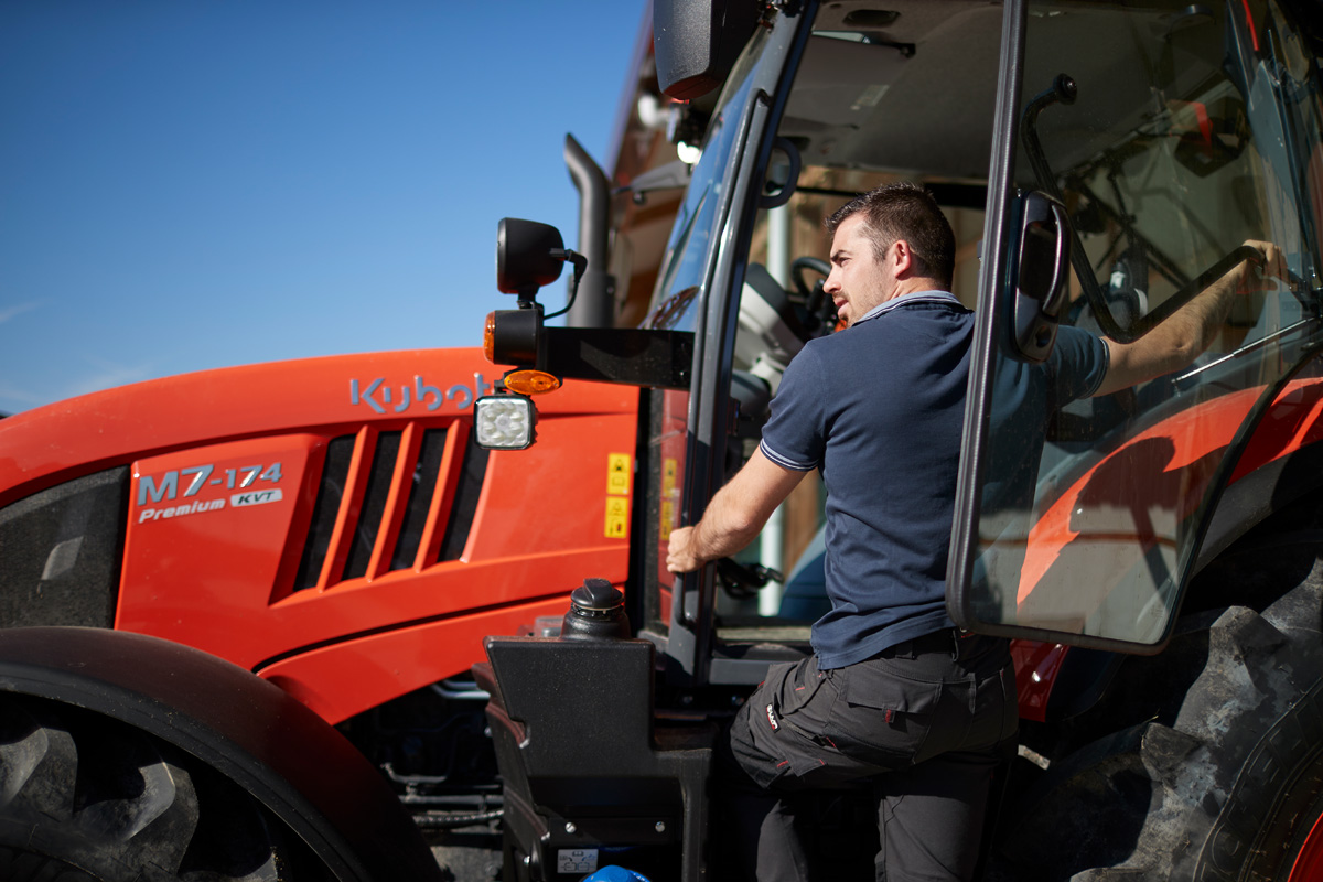 kubota_m7004_action