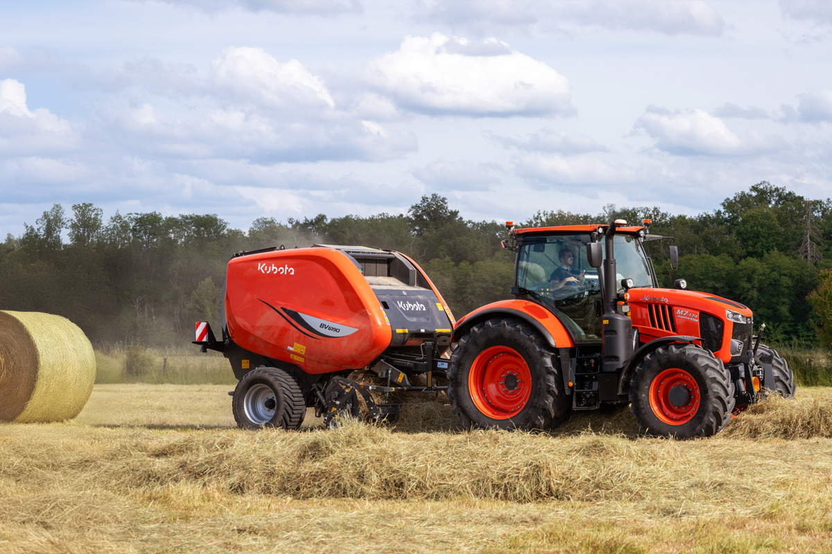 kubota m7004 action 03
